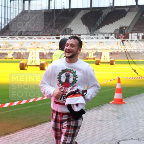 07.12.2025 - St. Pauli X-Mass-Run No. 15 Luisa Fischer http://msf.ph/oto/9388390 07.12.2025 11:52:27 Ziel 679, 627, 644, 648, 650, 1916, 2025, 2027, 2121, 3276, 3280, 3445, 3583, 3648, 3650, 3659, 3790, 3794, 3795, 3853, 3865, 3875, 4602, 4610 meine-sportfotos.de