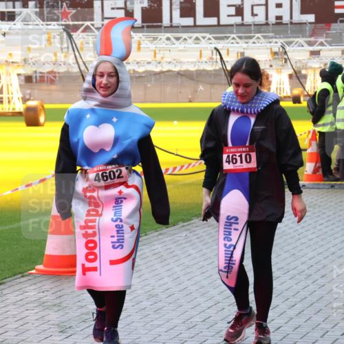 07.12.2025 - St. Pauli X-Mass-Run No. 15 Luisa Fischer http://msf.ph/oto/9388393 07.12.2025 11:52:30 Ziel 15, 4602, 15, 4610, 620, 627, 644, 1916, 2121, 3276, 3280, 3445, 3583, 3648, 3650, 3659, 3790, 3794, 3795, 3853, 3865, 3875, 4602, 4610 meine-sportfotos.de