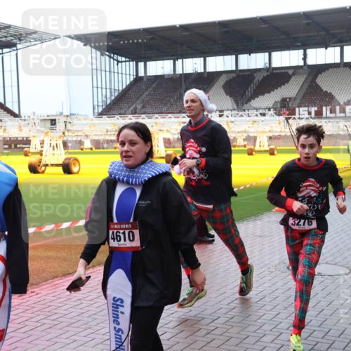 07.12.2025 - St. Pauli X-Mass-Run No. 15 Luisa Fischer http://msf.ph/oto/9388412 07.12.2025 11:52:34 Ziel 15, 4602, 15, 4610, 50, 3276, 613, 620, 627, 644, 1916, 2121, 3276, 3280, 3445, 3583, 3648, 3650, 3659, 3790, 3794, 3795, 3853, 3865 meine-sportfotos.de