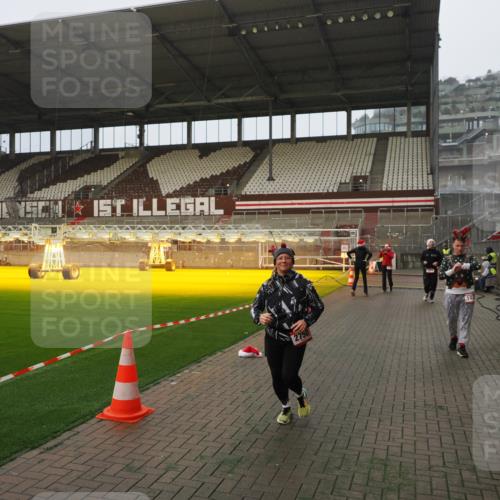 07.12.2025 - St. Pauli X-Mass-Run No. 15 Fabian Wolf http://msf.ph/oto/9388419 07.12.2025 10:19:37 Ziel 658, 661, 2750, 3011, 3013, 4038, 4074 meine-sportfotos.de