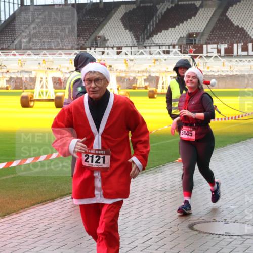 07.12.2025 - St. Pauli X-Mass-Run No. 15 Luisa Fischer http://msf.ph/oto/9388420 07.12.2025 11:52:46 Ziel 15, 2121, 3445, 613, 618, 620, 627, 644, 1916, 2121, 3276, 3280, 3445, 3583, 3648, 3650, 3659, 3865, 3886 meine-sportfotos.de