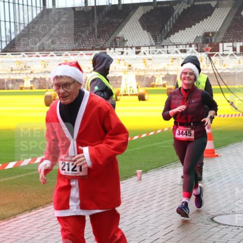 07.12.2025 - St. Pauli X-Mass-Run No. 15 Luisa Fischer http://msf.ph/oto/9388421 07.12.2025 11:52:46 Ziel 212, 3445, 613, 618, 620, 627, 644, 1916, 2121, 3276, 3280, 3445, 3583, 3648, 3650, 3659, 3865, 3886 meine-sportfotos.de