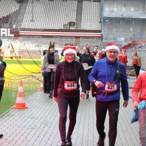 07.12.2025 - St. Pauli X-Mass-Run No. 15 Luisa Fischer http://msf.ph/oto/9388428 07.12.2025 11:52:58 Ziel 3659, 3650, 1916, 644, 621, 63, 613, 618, 620, 627, 644, 982, 2121, 2862, 3276, 3280, 3648, 3650, 3659, 3865, 3886, 4612 meine-sportfotos.de