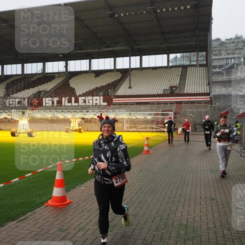 07.12.2025 - St. Pauli X-Mass-Run No. 15 Fabian Wolf http://msf.ph/oto/9388430 07.12.2025 10:19:37 Ziel 658, 661, 2750, 3011, 3013, 4038, 4074 meine-sportfotos.de