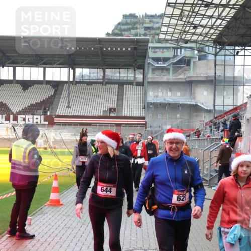 07.12.2025 - St. Pauli X-Mass-Run No. 15 Luisa Fischer http://msf.ph/oto/9388433 07.12.2025 11:53:00 Ziel 3659, 1916, 613, 644, 621, 6, 613, 618, 620, 627, 644, 982, 2121, 2862, 3276, 3280, 3648, 3650, 3659, 3865, 3886, 4612 meine-sportfotos.de