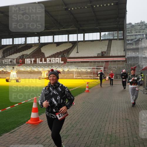 07.12.2025 - St. Pauli X-Mass-Run No. 15 Fabian Wolf http://msf.ph/oto/9388434 07.12.2025 10:19:37 Ziel 658, 661, 2750, 3011, 3013, 4038, 4074 meine-sportfotos.de