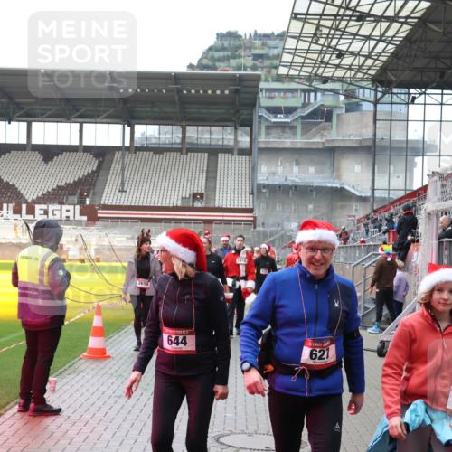 07.12.2025 - St. Pauli X-Mass-Run No. 15 Luisa Fischer http://msf.ph/oto/9388435 07.12.2025 11:53:00 Ziel 3659, 644, 1916, 621, 63, 613, 618, 620, 627, 644, 982, 2121, 2862, 3276, 3280, 3648, 3650, 3659, 3865, 3886, 4612 meine-sportfotos.de
