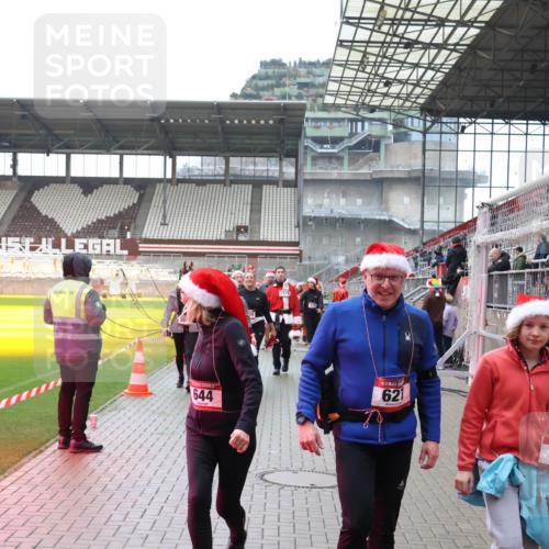 07.12.2025 - St. Pauli X-Mass-Run No. 15 Luisa Fischer http://msf.ph/oto/9388436 07.12.2025 11:53:00 Ziel 644, 1916, 621, 63, 613, 618, 620, 627, 644, 982, 2121, 2862, 3276, 3280, 3648, 3650, 3659, 3865, 3886, 4612 meine-sportfotos.de