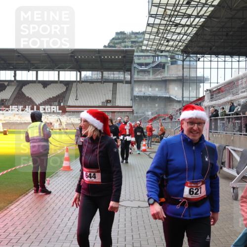 07.12.2025 - St. Pauli X-Mass-Run No. 15 Luisa Fischer http://msf.ph/oto/9388439 07.12.2025 11:53:01 Ziel 1916, 644, 621, 63, 613, 618, 620, 627, 644, 982, 2121, 2862, 3276, 3280, 3648, 3865, 3886, 4612 meine-sportfotos.de