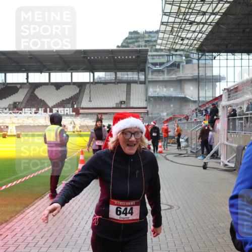 07.12.2025 - St. Pauli X-Mass-Run No. 15 Luisa Fischer http://msf.ph/oto/9388440 07.12.2025 11:53:02 Ziel 3659, 644, 613, 618, 620, 627, 644, 982, 1467, 1592, 2121, 2862, 3276, 3280, 3886, 4612 meine-sportfotos.de