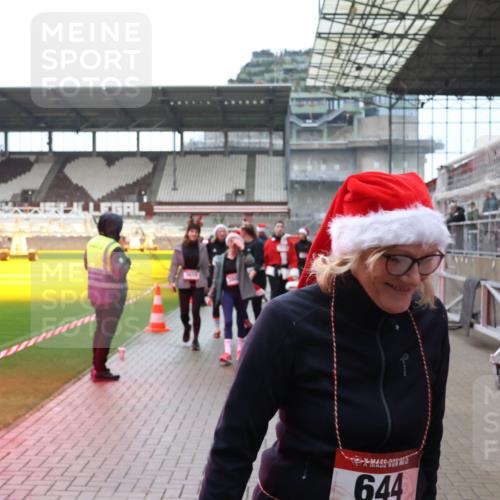 07.12.2025 - St. Pauli X-Mass-Run No. 15 Luisa Fischer http://msf.ph/oto/9388443 07.12.2025 11:53:03 Ziel 644, 613, 618, 620, 627, 644, 982, 1467, 1592, 2121, 2862, 3276, 3280, 3886, 4612 meine-sportfotos.de