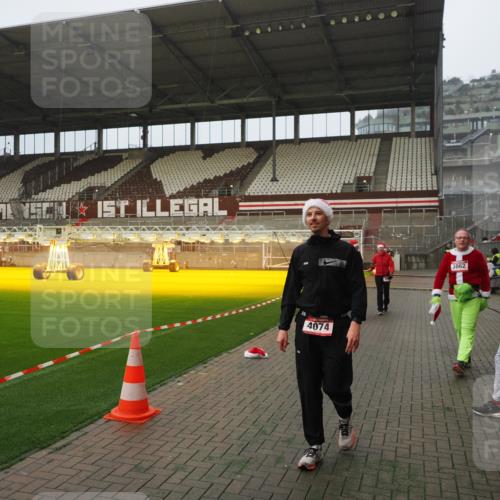 07.12.2025 - St. Pauli X-Mass-Run No. 15 Fabian Wolf http://msf.ph/oto/9388446 07.12.2025 10:19:44 Ziel 658, 661, 2750, 4074 meine-sportfotos.de