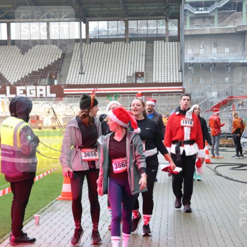 07.12.2025 - St. Pauli X-Mass-Run No. 15 Luisa Fischer http://msf.ph/oto/9388447 07.12.2025 11:53:05 Ziel 3659, 3865, 1916, 613, 618, 620, 627, 644, 982, 1467, 1592, 2862, 3276, 3280, 3886, 4612 meine-sportfotos.de