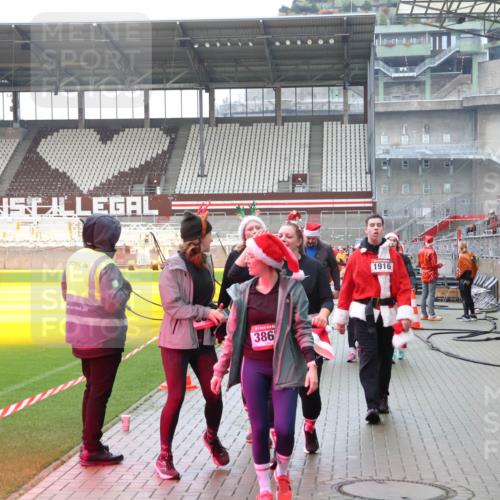 07.12.2025 - St. Pauli X-Mass-Run No. 15 Luisa Fischer http://msf.ph/oto/9388448 07.12.2025 11:53:05 Ziel 386, 1916, 613, 618, 620, 627, 644, 982, 1467, 1592, 2862, 3276, 3280, 3886, 4612 meine-sportfotos.de