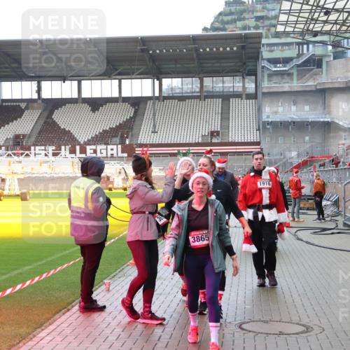 07.12.2025 - St. Pauli X-Mass-Run No. 15 Luisa Fischer http://msf.ph/oto/9388450 07.12.2025 11:53:05 Ziel 3865, 1916, 613, 618, 620, 627, 644, 982, 1467, 1592, 2862, 3276, 3280, 3886, 4612 meine-sportfotos.de