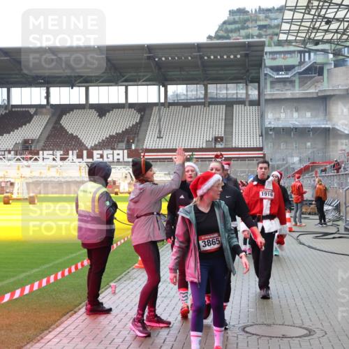 07.12.2025 - St. Pauli X-Mass-Run No. 15 Luisa Fischer http://msf.ph/oto/9388451 07.12.2025 11:53:06 Ziel 3865, 1916, 613, 618, 620, 627, 644, 982, 1467, 1592, 2862, 3276, 3280, 3886, 4612 meine-sportfotos.de
