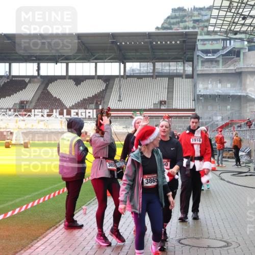 07.12.2025 - St. Pauli X-Mass-Run No. 15 Luisa Fischer http://msf.ph/oto/9388452 07.12.2025 11:53:06 Ziel 365, 3865, 50, 1916, 613, 618, 620, 627, 644, 982, 1467, 1592, 2862, 3276, 3280, 3886, 4612 meine-sportfotos.de
