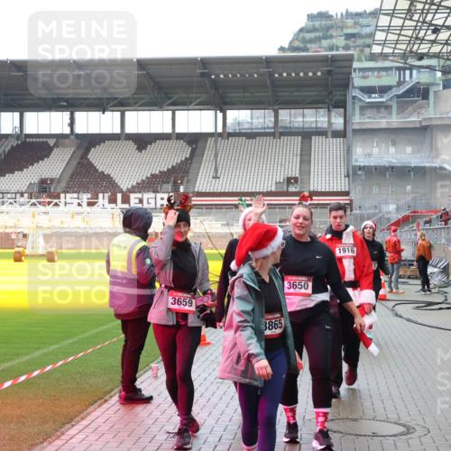 07.12.2025 - St. Pauli X-Mass-Run No. 15 Luisa Fischer http://msf.ph/oto/9388454 07.12.2025 11:53:06 Ziel 3659, 3865, 3650, 1916, 13, 613, 618, 620, 627, 644, 982, 1467, 1592, 2862, 3276, 3280, 3886, 4612 meine-sportfotos.de