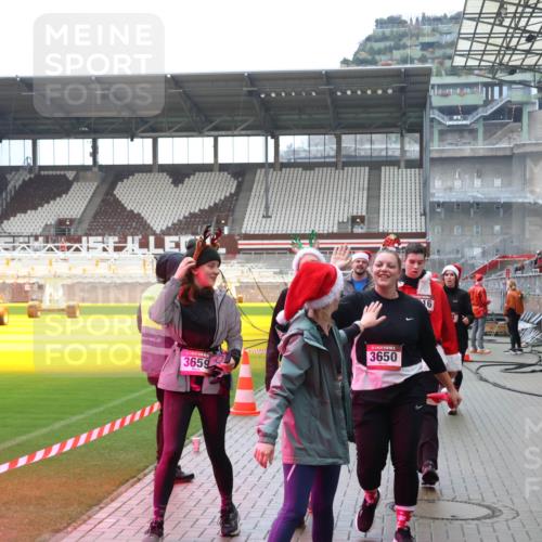 07.12.2025 - St. Pauli X-Mass-Run No. 15 Luisa Fischer http://msf.ph/oto/9388455 07.12.2025 11:53:07 Ziel 3659, 3650, 16, 613, 618, 620, 627, 644, 982, 1467, 1592, 2862, 3276, 3280, 3886, 4612 meine-sportfotos.de