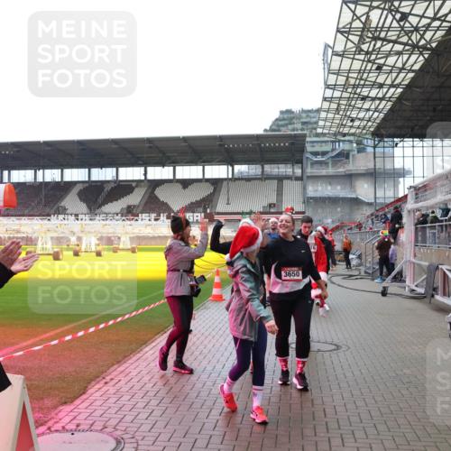 07.12.2025 - St. Pauli X-Mass-Run No. 15 Luisa Fischer http://msf.ph/oto/9388458 07.12.2025 11:53:07 Ziel 3650, 16, 613, 618, 620, 627, 644, 982, 1467, 1592, 2862, 3276, 3280, 3886, 4612 meine-sportfotos.de