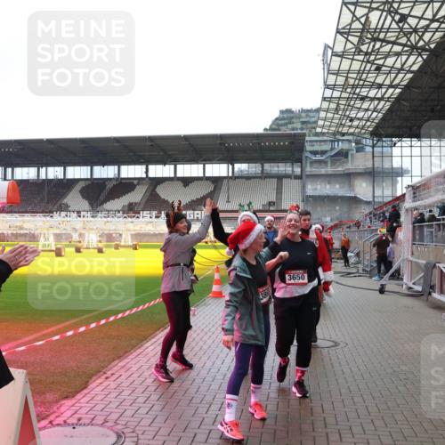 07.12.2025 - St. Pauli X-Mass-Run No. 15 Luisa Fischer http://msf.ph/oto/9388459 07.12.2025 11:53:08 Ziel 386, 3650, 613, 618, 620, 627, 644, 982, 1467, 1592, 1803, 2862, 3276, 3280, 3886, 4612 meine-sportfotos.de