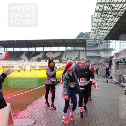 07.12.2025 - St. Pauli X-Mass-Run No. 15 Luisa Fischer http://msf.ph/oto/9388461 07.12.2025 11:53:08 Ziel 3659, 3865, 3650, 613, 618, 620, 627, 644, 982, 1467, 1592, 1803, 2862, 3276, 3280, 3886, 4612 meine-sportfotos.de