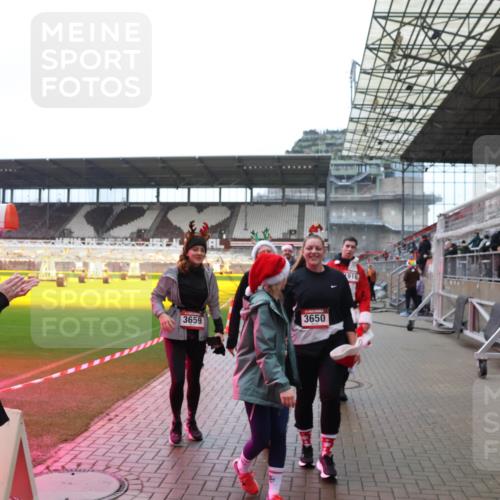 07.12.2025 - St. Pauli X-Mass-Run No. 15 Luisa Fischer http://msf.ph/oto/9388462 07.12.2025 11:53:08 Ziel 3659, 3650, 916, 613, 618, 620, 627, 644, 982, 1467, 1592, 1803, 2862, 3276, 3280, 3886, 4612 meine-sportfotos.de