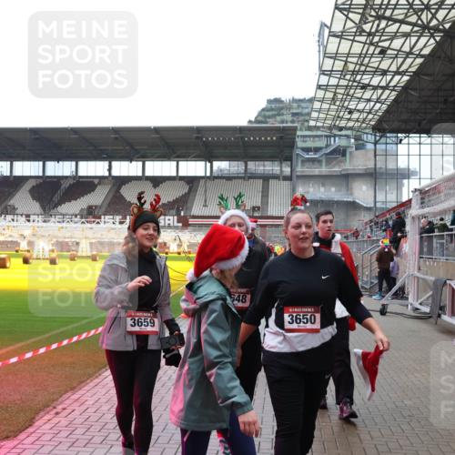 07.12.2025 - St. Pauli X-Mass-Run No. 15 Luisa Fischer http://msf.ph/oto/9388465 07.12.2025 11:53:09 Ziel 3659, 648, 15, 3650, 613, 618, 620, 627, 644, 982, 1467, 1592, 1803, 2862, 3276, 3280, 3886, 4612 meine-sportfotos.de