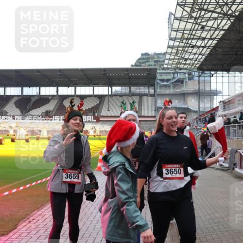 07.12.2025 - St. Pauli X-Mass-Run No. 15 Luisa Fischer http://msf.ph/oto/9388467 07.12.2025 11:53:09 Ziel 3659, 3650, 613, 618, 620, 627, 644, 982, 1467, 1592, 1803, 2862, 3276, 3280, 3886, 4612 meine-sportfotos.de
