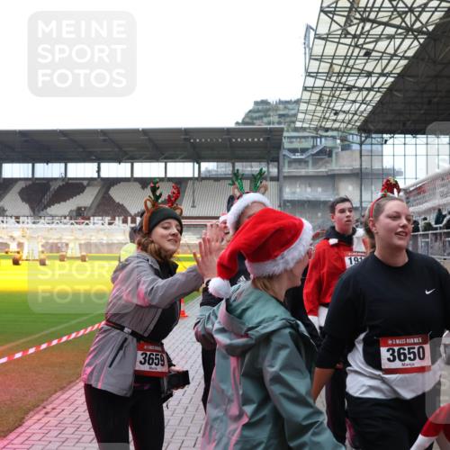 07.12.2025 - St. Pauli X-Mass-Run No. 15 Luisa Fischer http://msf.ph/oto/9388469 07.12.2025 11:53:10 Ziel 3659, 19, 15, 3650, 613, 618, 620, 627, 644, 982, 1467, 1592, 1803, 2862, 3276, 3280, 3749, 3750, 3886, 4612 meine-sportfotos.de