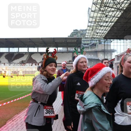 07.12.2025 - St. Pauli X-Mass-Run No. 15 Luisa Fischer http://msf.ph/oto/9388471 07.12.2025 11:53:10 Ziel 3659, 618, 3, 5, 3650, 613, 618, 620, 627, 644, 982, 1467, 1592, 1803, 2862, 3276, 3280, 3749, 3750, 3886, 4612 meine-sportfotos.de
