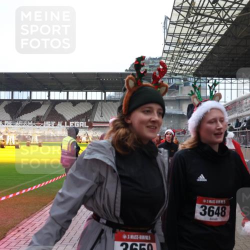 07.12.2025 - St. Pauli X-Mass-Run No. 15 Luisa Fischer http://msf.ph/oto/9388473 07.12.2025 11:53:11 Ziel 3650, 13, 3648, 613, 618, 620, 627, 644, 982, 1467, 1592, 1803, 2862, 3276, 3280, 3749, 3750, 3886, 4612 meine-sportfotos.de
