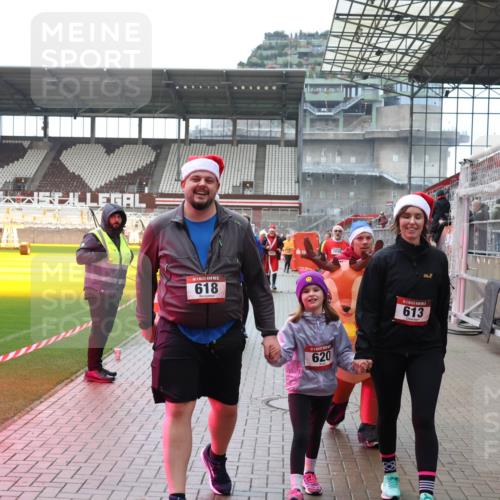 07.12.2025 - St. Pauli X-Mass-Run No. 15 Luisa Fischer http://msf.ph/oto/9388476 07.12.2025 11:53:13 Ziel 618, 620, 613, 104, 613, 618, 620, 644, 982, 1467, 1592, 1803, 2862, 2966, 3006, 3276, 3280, 3749, 3750, 3886, 4612 meine-sportfotos.de