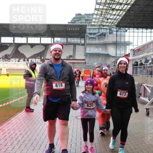 07.12.2025 - St. Pauli X-Mass-Run No. 15 Luisa Fischer http://msf.ph/oto/9388477 07.12.2025 11:53:13 Ziel 618, 620, 613, 2719, 104, 613, 618, 620, 644, 982, 1467, 1592, 1803, 2862, 2966, 3006, 3276, 3280, 3749, 3750, 3886, 4612 meine-sportfotos.de
