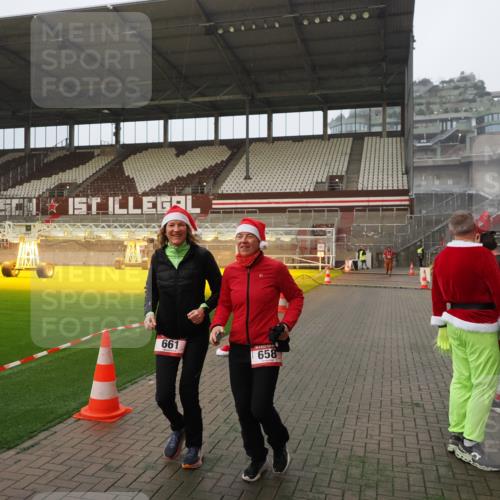 07.12.2025 - St. Pauli X-Mass-Run No. 15 Fabian Wolf http://msf.ph/oto/9388478 07.12.2025 10:19:49 Ziel 658, 661, 4074 meine-sportfotos.de