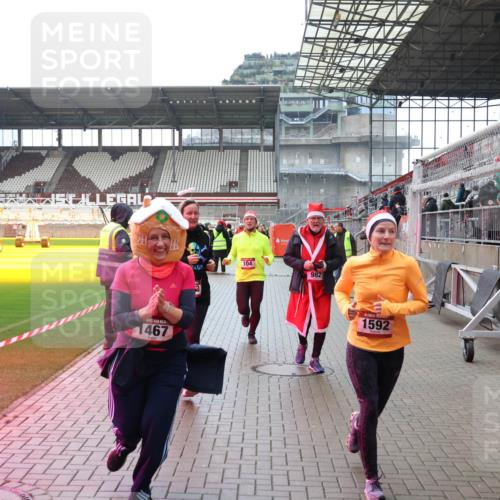 07.12.2025 - St. Pauli X-Mass-Run No. 15 Luisa Fischer http://msf.ph/oto/9388506 07.12.2025 11:53:26 Ziel 1467, 104, 2, 982, 1592, 104, 524, 982, 1238, 1239, 1289, 1290, 1467, 1592, 1803, 2685, 2735, 2862, 2966, 3006, 3355, 3356, 3749, 3750, 4248, 4612 meine-sportfotos.de