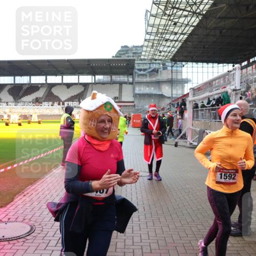 07.12.2025 - St. Pauli X-Mass-Run No. 15 Luisa Fischer http://msf.ph/oto/9388510 07.12.2025 11:53:27 Ziel 07, 5, 1592, 104, 524, 982, 1238, 1239, 1289, 1290, 1467, 1592, 1803, 2685, 2735, 2862, 2966, 3006, 3355, 3356, 3749, 3750, 4248, 4612 meine-sportfotos.de