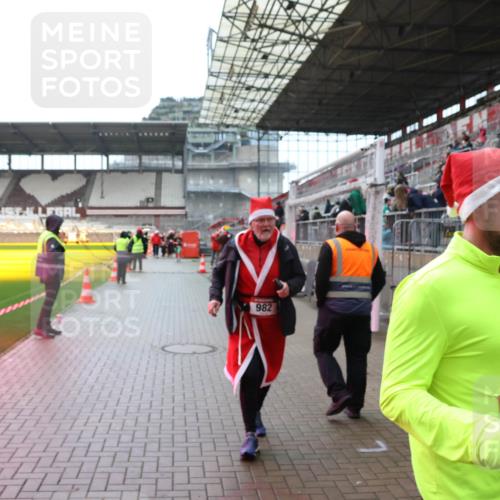07.12.2025 - St. Pauli X-Mass-Run No. 15 Luisa Fischer http://msf.ph/oto/9388519 07.12.2025 11:53:29 Ziel 982, 104, 104, 524, 982, 1238, 1239, 1289, 1290, 1467, 1592, 1803, 2685, 2735, 2862, 2966, 3006, 3355, 3356, 3749, 3750, 4248, 4612 meine-sportfotos.de