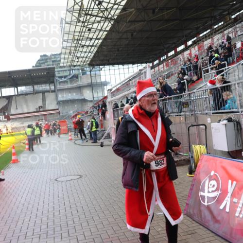 07.12.2025 - St. Pauli X-Mass-Run No. 15 Luisa Fischer http://msf.ph/oto/9388523 07.12.2025 11:53:30 Ziel 982, 104, 524, 982, 1238, 1239, 1289, 1290, 1467, 1592, 1803, 2685, 2735, 2862, 2966, 3006, 3355, 3356, 3749, 3750, 4248, 4612 meine-sportfotos.de