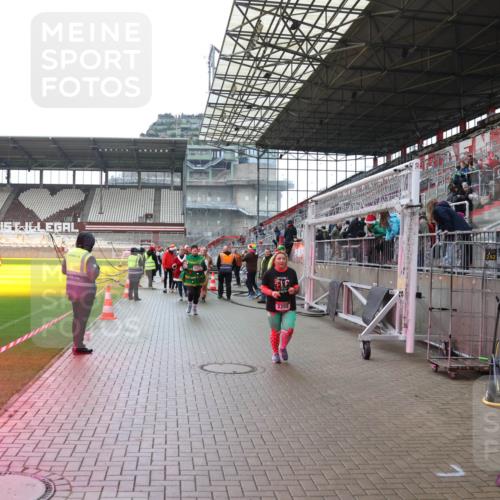 07.12.2025 - St. Pauli X-Mass-Run No. 15 Luisa Fischer http://msf.ph/oto/9388525 07.12.2025 11:53:40 Ziel 3355, 104, 524, 1238, 1239, 1289, 1290, 1467, 1592, 1803, 2685, 2735, 2966, 3006, 3355, 3356, 3749, 3750, 4248 meine-sportfotos.de