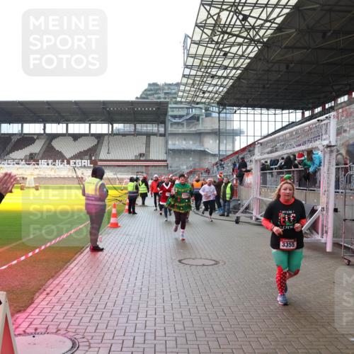 07.12.2025 - St. Pauli X-Mass-Run No. 15 Luisa Fischer http://msf.ph/oto/9388531 07.12.2025 11:53:42 Ziel 3355, 104, 524, 1238, 1239, 1289, 1290, 1467, 1592, 1803, 2685, 2735, 2966, 3006, 3355, 3356, 3749, 3750, 4248 meine-sportfotos.de