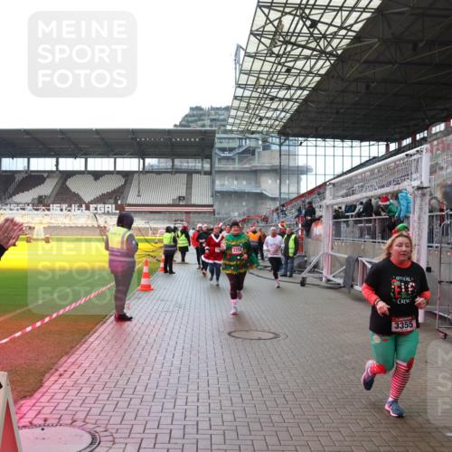 07.12.2025 - St. Pauli X-Mass-Run No. 15 Luisa Fischer http://msf.ph/oto/9388532 07.12.2025 11:53:42 Ziel 3356, 3355, 104, 524, 1238, 1239, 1289, 1290, 1467, 1592, 1803, 2685, 2735, 2966, 3006, 3355, 3356, 3749, 3750, 4248 meine-sportfotos.de