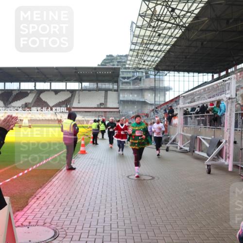 07.12.2025 - St. Pauli X-Mass-Run No. 15 Luisa Fischer http://msf.ph/oto/9388535 07.12.2025 11:53:43 Ziel 3356, 3355, 104, 524, 1238, 1239, 1289, 1290, 1467, 1592, 1803, 2685, 2735, 2966, 3006, 3355, 3356, 3749, 3750, 4248 meine-sportfotos.de