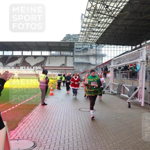 07.12.2025 - St. Pauli X-Mass-Run No. 15 Luisa Fischer http://msf.ph/oto/9388538 07.12.2025 11:53:43 Ziel 2735, 300, 3355, 104, 524, 1238, 1239, 1289, 1290, 1467, 1592, 1803, 2685, 2735, 2966, 3006, 3355, 3356, 3749, 3750, 4248 meine-sportfotos.de