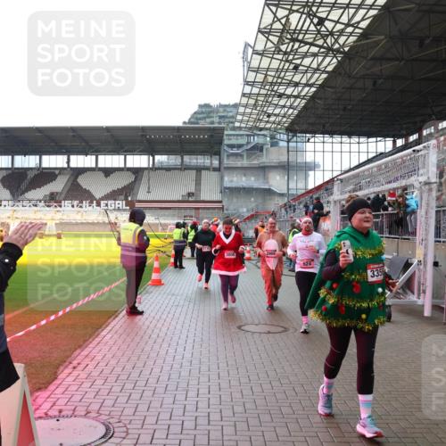 07.12.2025 - St. Pauli X-Mass-Run No. 15 Luisa Fischer http://msf.ph/oto/9388542 07.12.2025 11:53:44 Ziel 2735, 2006, 2966, 524, 3356, 104, 524, 1238, 1239, 1289, 1290, 1467, 1592, 1803, 2685, 2735, 2966, 3006, 3355, 3356, 3749, 3750, 4248 meine-sportfotos.de