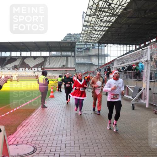 07.12.2025 - St. Pauli X-Mass-Run No. 15 Luisa Fischer http://msf.ph/oto/9388546 07.12.2025 11:53:45 Ziel 2735, 2966, 3006, 524, 292, 104, 524, 1238, 1239, 1289, 1290, 1467, 1592, 1803, 2685, 2735, 2966, 3006, 3355, 3356, 3749, 3750, 4248 meine-sportfotos.de