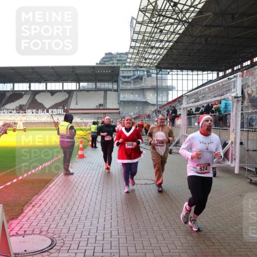 07.12.2025 - St. Pauli X-Mass-Run No. 15 Luisa Fischer http://msf.ph/oto/9388547 07.12.2025 11:53:46 Ziel 2735, 2966, 3000, 524, 104, 524, 1238, 1239, 1289, 1290, 1467, 1592, 1803, 2685, 2735, 2966, 3006, 3355, 3356, 3749, 3750, 4248 meine-sportfotos.de