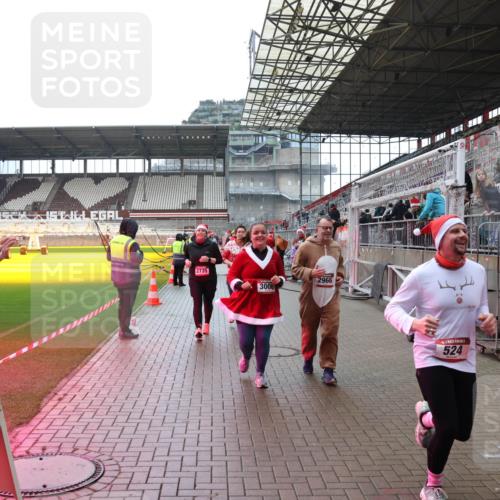07.12.2025 - St. Pauli X-Mass-Run No. 15 Luisa Fischer http://msf.ph/oto/9388549 07.12.2025 11:53:46 Ziel 2735, 3006, 2966, 524, 4, 104, 524, 1238, 1239, 1289, 1290, 1467, 1592, 1803, 2685, 2735, 2966, 3006, 3355, 3356, 3749, 3750, 4248 meine-sportfotos.de