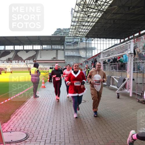 07.12.2025 - St. Pauli X-Mass-Run No. 15 Luisa Fischer http://msf.ph/oto/9388550 07.12.2025 11:53:46 Ziel 2735, 3006, 2966, 524, 104, 524, 1238, 1239, 1289, 1290, 1467, 1592, 1803, 2685, 2735, 2966, 3006, 3355, 3356, 3749, 3750, 4248 meine-sportfotos.de