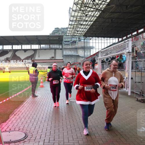 07.12.2025 - St. Pauli X-Mass-Run No. 15 Luisa Fischer http://msf.ph/oto/9388553 07.12.2025 11:53:47 Ziel 2735, 2665, 2966, 3006, 104, 524, 1238, 1239, 1289, 1290, 1467, 1592, 1803, 2685, 2735, 2966, 3006, 3355, 3356, 3749, 3750, 4248 meine-sportfotos.de